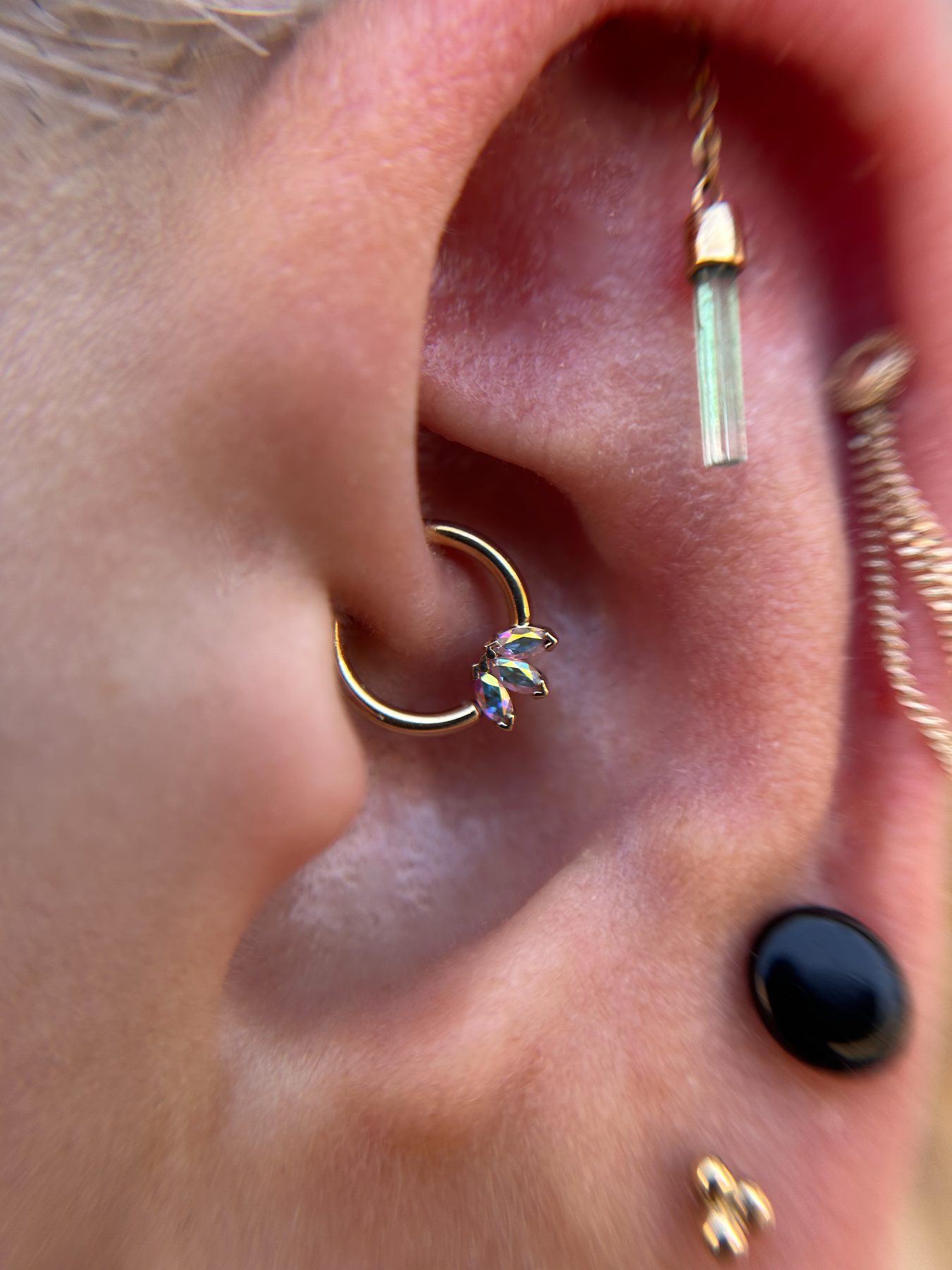 Oreja con daith, industrial y dilatación, perforada en ETIA TATTOO