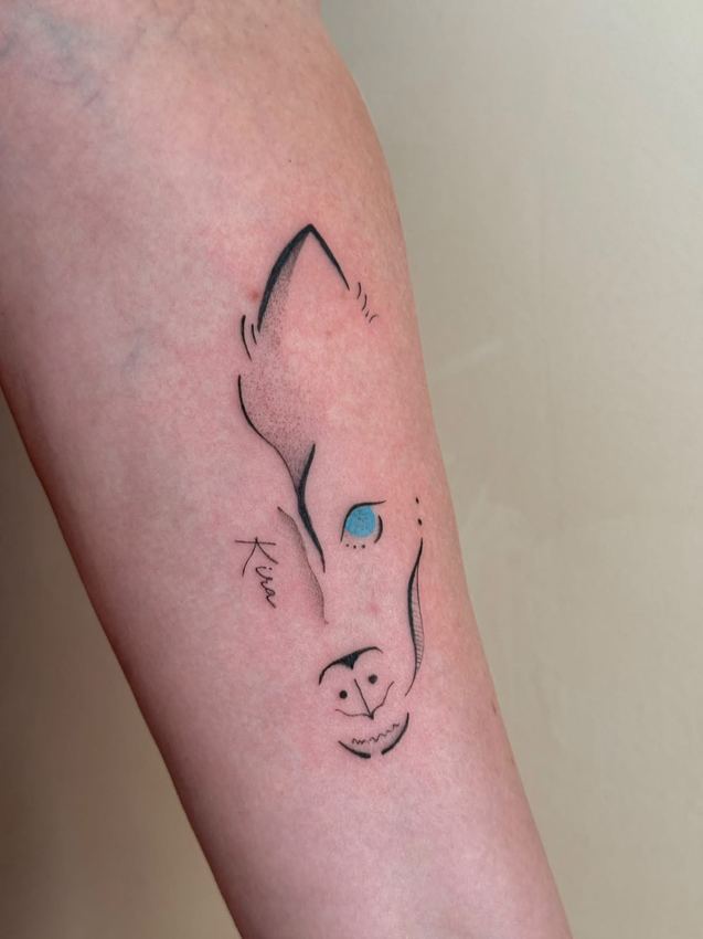 Tatuaje fine line de un zorro trazado en línea continua con un ojo azul, en el antebrazo