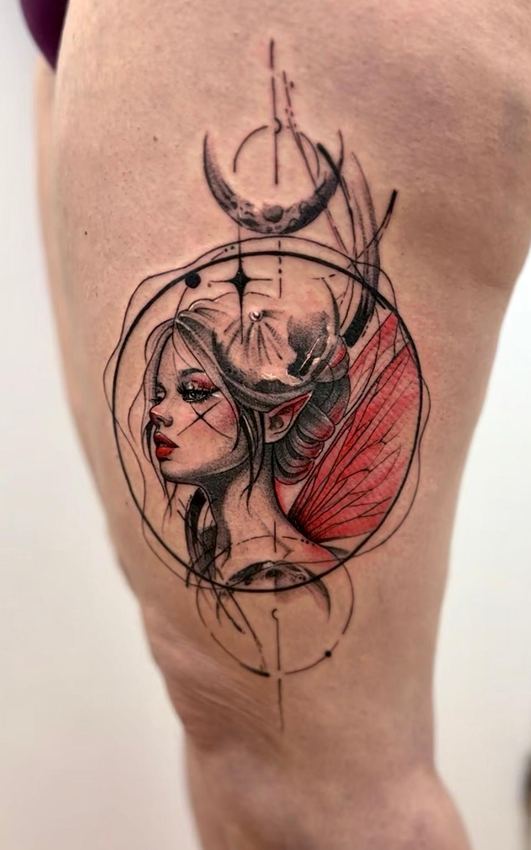 Tatuaje estilo sketch de un hada con alas rojas dentro de un círculo geométrico y luna creciente, en el muslo