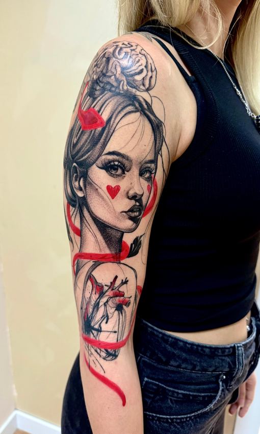 Tatuaje estilo sketch de un retrato femenino con corazones y trazos rojos, en el brazo